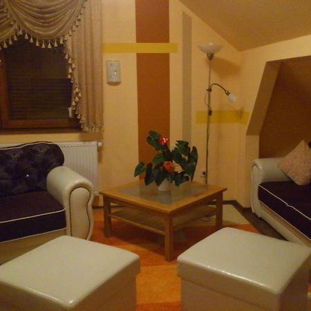 Hôtel Szilvia Vendeghaz à Korosszakal Extérieur photo